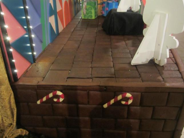 Close-up of the gingerbread "bricks"